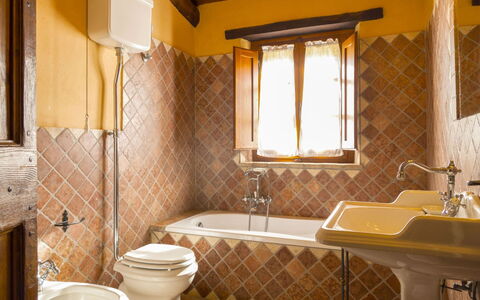 Casa la Primula: Pavimentazione, Idraulico Fixture, Interior Design, Pavimento, Legna, Bagno, Rubinetto, Idraulico, Piastrella, Lavello
