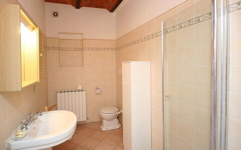 Pienza: Proprietà, Camera, Bagno, Immobiliare, Costruzione, Interior Design, Piastrella, Casa, Architettura, Pavimento
