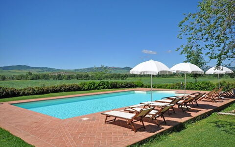 Pienza: Piscina, Proprietà, Paesaggio Naturale, Erba, Immobiliare, Ricorrere, Tempo Libero, Casa, Estate, Eco Hotel