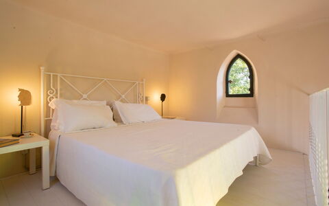 Villa Pedone: Architettura, Soffitto, Pavimento, Camera Da Letto, Letto, Illuminazione Diurna, Bedding, Hotel, Boutique Hotel, Gesso