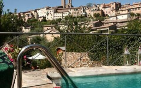 Piscina con vista su Montalcino