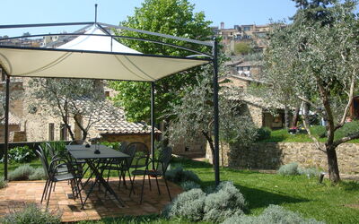Ampio giardino con gazebo e bbq