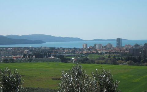 Villa Giulia Follonica: Cielo, Orizzonte, Giorno, Fenomeno Atmosferico, Città, Insediamento Umano, Plain, Erba, Albero, Collina
