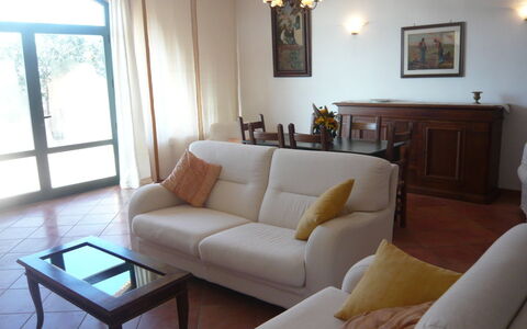 Villa Giulia Follonica: Camera, Soggiorno, Mobilia, Proprietà, Interior Design, Pavimento, Costruzione, Parete, Tavolo, Divano