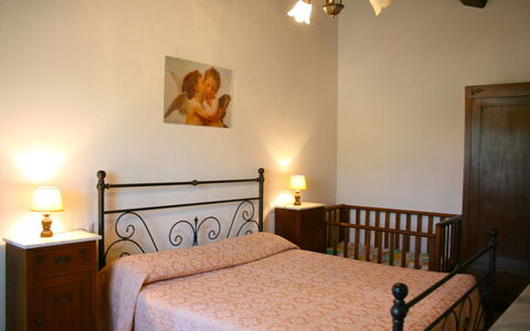 Casa Antica: Camera Da Letto, Letto, Camera, Mobilia, Proprietà, Lenzuolo, Telaio Del Letto, Bedding, Pavimento, Costruzione