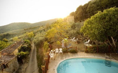 Veduta della piscina e della vallata. 