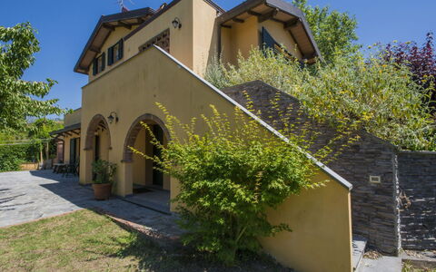Casa Gianna: Property, House, Real Estate, Home, Building, Residential Area, Architecture, Tree, Sky, Cottage