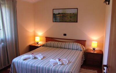 room with a queen size bed