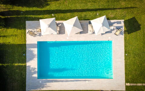 Villa Cassia: Verde, Blu, Turchese, Rettangolo, Erba, Blu Majorelle, Tessile, Pianta, Piscina, Arte