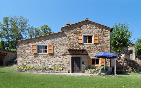 Casolare indipendente con giardino privato e spazio piscina comunitario.