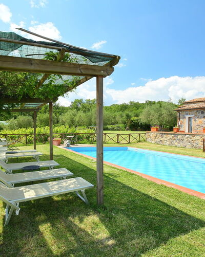 Val D'Orcia: Property, Grass, House, Building, Real Estate, Swimming Pool, Backyard, Architecture, Yard, Estate