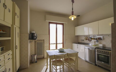 Villa Quattro Mori: Pavimentazione, Legna, Interior Design, Mobilia, Cucina, Pavimento, Cabinetry, Controsoffitto, Soffitto, Credenza
