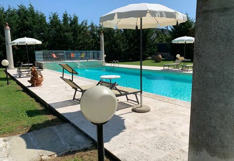 Villa Quattro Mori: Acqua, Mobilia, Tavolo, Piscina, Pianta, Rettangolo, Shade, Sedia, Azzurro, Mobili Da Esterno
