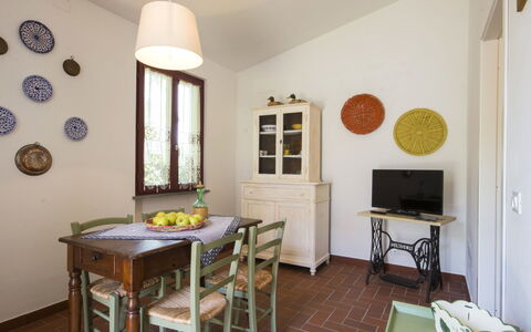 Casetta Ponticelli: Camera, Proprietà, Mobilia, Giallo, Interior Design, Sala Da Pranzo, Casa, Pavimento, Costruzione, Tavolo