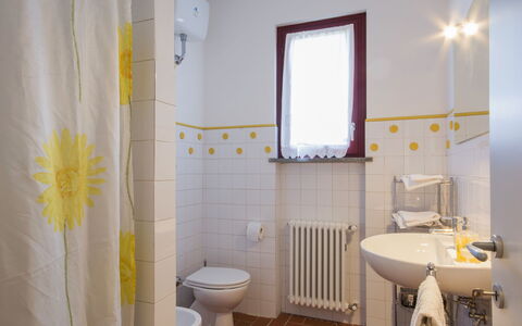 Casetta Ponticelli: Bagno, Camera, Proprietà, Giallo, Interior Design, Pavimento, Casa, Parete, Costruzione, Mobilia