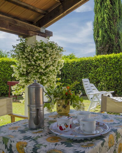 Casetta Ponticelli: Property, Tree, Real Estate, Building, House, Tablecloth, Villa, Restaurant, Grass, Plant