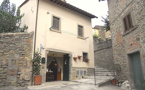 Casa Stefy: Property, House, Building, Neighbourhood, Town, Architecture, Wall, Facade, Real Estate, Home