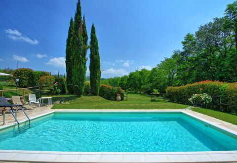 Casa Ovile: Acqua, Pianta, Cielo, Giorno, Nube, Proprietà, Piscina, Verde, Azzurro, Albero