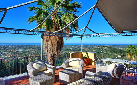 Villa Camaiore: Proprietà, Cielo, Camera, Immobiliare, Albero, Vacanza, Casa, Costruzione, Mobilia, Tempo Libero