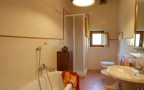 La Valle: Bagno, Camera, Proprietà, Costruzione, Interior Design, Idraulico Fixture, Lavandino Del Bagno, Casa, Immobiliare, Architettura
