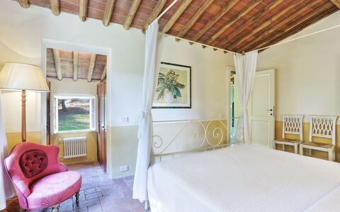 Le Pergole: Room, Bedroom, Furniture, Property, Bed, Building, Interior Design, House, Ceiling, Bed Sheet