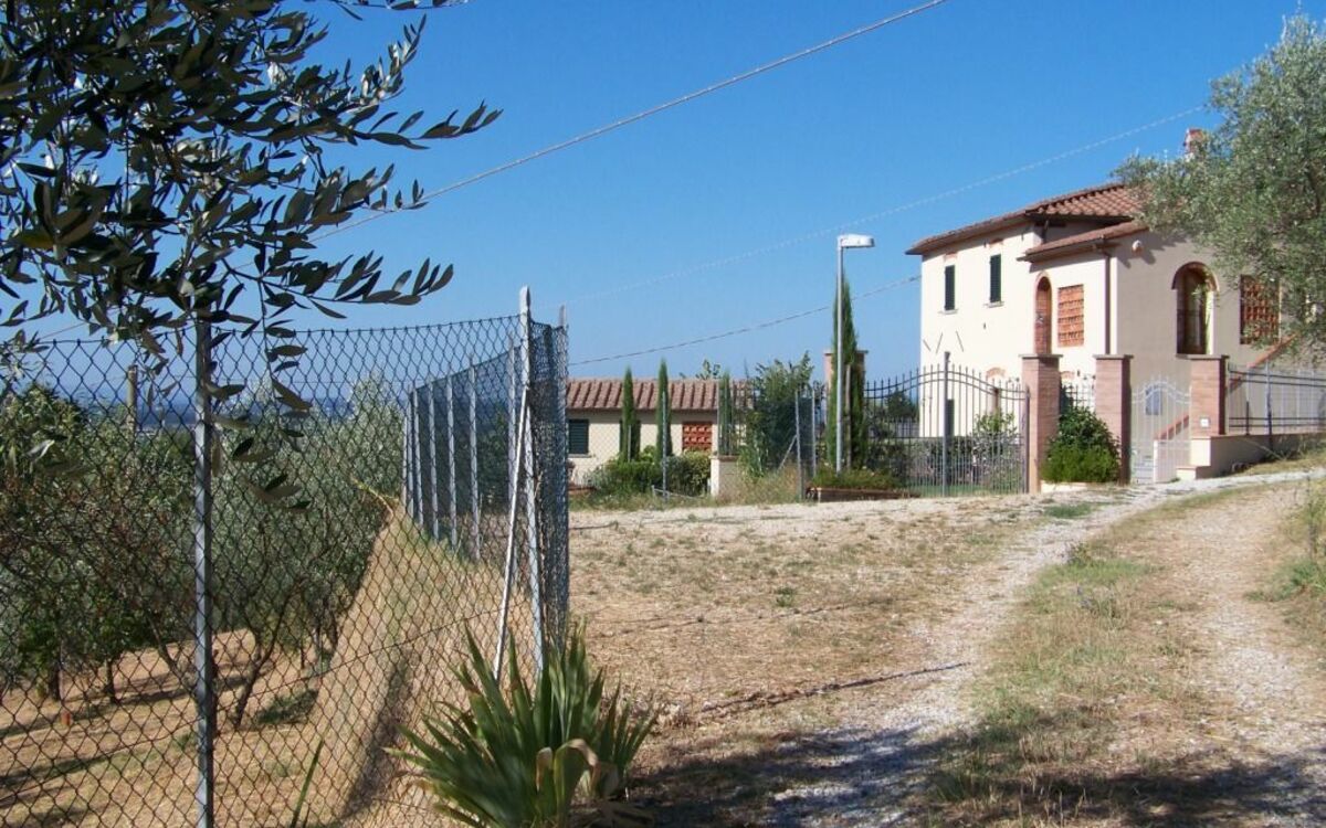 Vista esterna del parcheggio auto privato