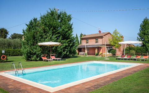 Le Vigne 6: Acqua, Cielo, Proprietà, Pianta, Piscina, Costruzione, Albero, Erba, Finestra, Tempo Libero