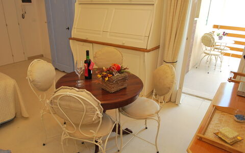 Marina Di Castagneto: Camera, Mobilia, Proprietà, Interior Design, Tavolo, Giallo, Pavimento, Sala Da Pranzo, Casa, Sedia