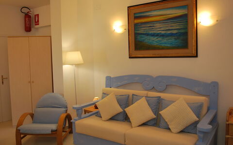 Marina Di Castagneto: Camera, Mobilia, Proprietà, Soggiorno, Interior Design, Parete, Divano, Comfort, Tavolo, Suite