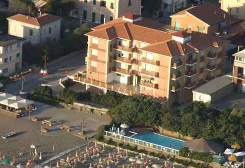 Marina Di Castagneto: Zona Residenziale, Quartiere, Cittadina, Insediamento Umano, Costruzione, Urban Design, Sobborgo, Città, Uso Misto, Zona Urbana