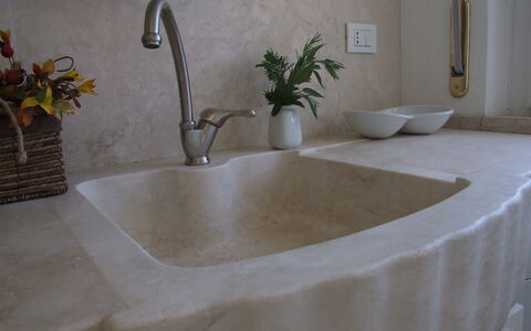 Appartamento - Le Finestre: Tablecloth, Sink, Bathroom Sink, Property, Tap, Textile, Wall, Marble, Room, Linens