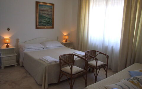 Appartamento - Le Finestre: Camera Da Letto, Letto, Mobilia, Camera, Proprietà, Telaio Del Letto, Pavimento, Lenzuolo, Parete, Materasso