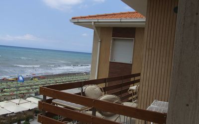 Appartamento - Le Finestre: Property, Beach, Sea, Vacation, House, Sky, Building, Wood, Real Estate, Room