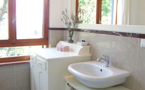 Villa La Quercia: Bagno, Camera, Proprietà, Pavimento, Lavello, Interior Design, Mobiletto Del Bagno, Parete, Vasca Da Bagno, Casa