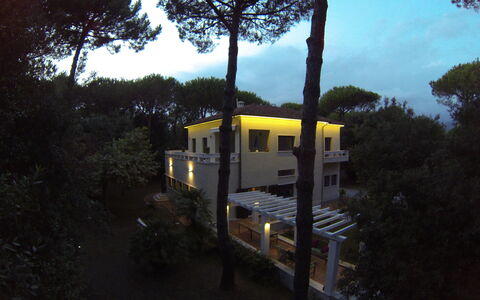 Marina Dei Ronchi Prestige: Albero, Cielo, Casa, Architettura, Paesaggio, Veicolo, Casa