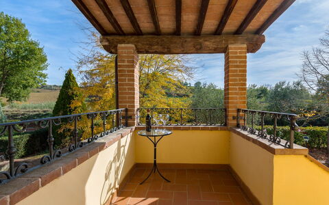Villa La Fragola: Proprietà, Immobiliare, Balcone, Architettura, Costruzione, Portico, Casa, Shade, Albero, Casa